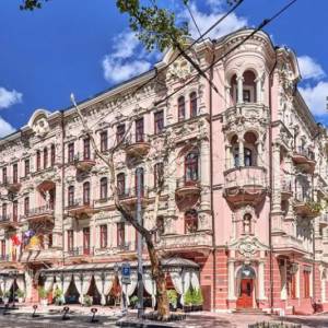 В Одесі відновив роботу відомий готель, який постраждав внаслідок потрійного ракетного удару