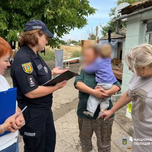 Поліцейські Одещини перевіряють умови проживання родин з дітьми, які опинилися у складних життєвих обставинах