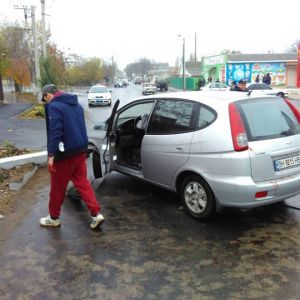 В Измаиле на Некрасова водитель на мокрой дороге не справился с управлением и врезался в опору ЛЭП (ФОТО)
