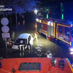 Машини серед дороги, повалені дерева і багато загиблих. Негода в Одесі наробила лиха