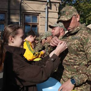 Ізмаїльських гвардійців привітали учні з Днем захисника і захисниць України