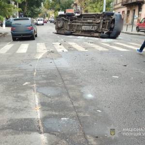 В Одесі пасажирський мікроавтобус потрапив у ДТП — багато постраждалих