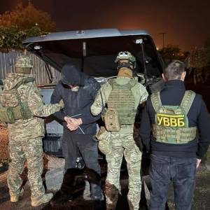 Картонна схованка та водний круїз: житель Ізмаїла організував незаконний виїзд чоловіків закордон