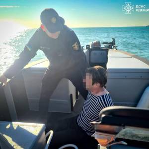Витягли з крижаної води: водолази врятували чоловіка в морі під Одесою