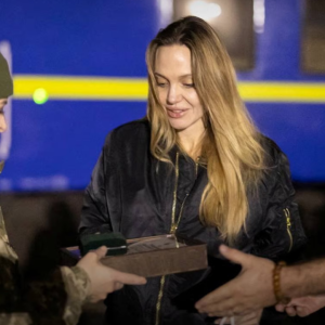 Важко, але надихає — Джолі висловилась про візит до України