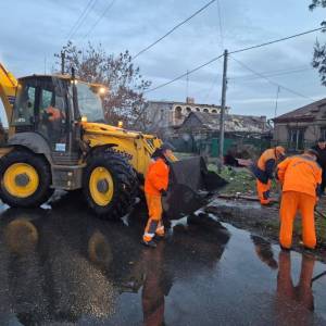 В Одесі ліквідовують наслідки нічного обстрілу: пошкоджені житлові будинки та СТО