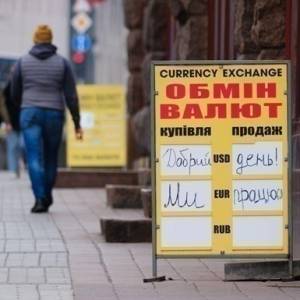 Курс гривні йде вниз на початку тижня
