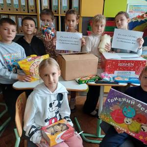 Учні Ларжанського ліцею зібрали «коробочки щастя» для дітей Херсонщини