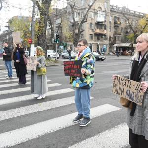 На Одещині офіційно запустили вкрай важливу ініціативу: щодня о 9-й годині ранку на окремих перехрестях вмикатимуть «червоний» сигнал світлофору