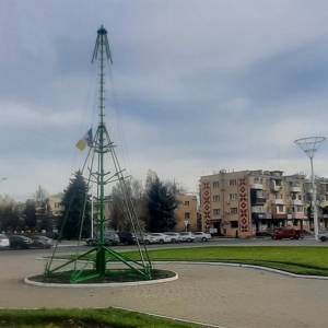 В Ізмаїлі почали встановлювати новорічну ялинку