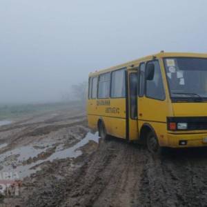 На Одещині учні долають 12 кілометрів пішки до школи через критичний стан дороги
