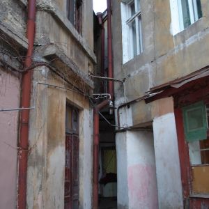 Социальное дно: в Одессе ЖКС выселил из подвала дворника-нелегала, а ночью он замерз