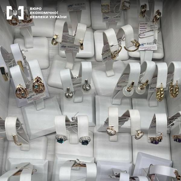 На Одещині група осіб продавала підроблені золоті прикраси під виглядом всесвітньовідомих брендів На Одещині група осіб продавала підроблені золоті прикраси під виглядом всесвітньовідомих брендів
