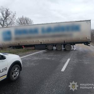На трасі в Одеській області сталася аварія — ускладнено рух транспорту