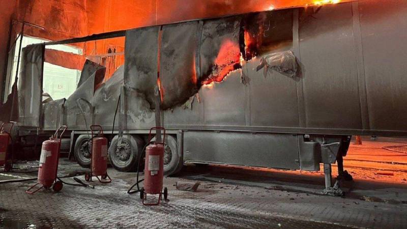 На Одещині згоріла вантажівка Нової пошти зі 110 посилками внаслідок атаки РФ На Одещині згоріла вантажівка Нової пошти зі 110 посилками внаслідок атаки РФ