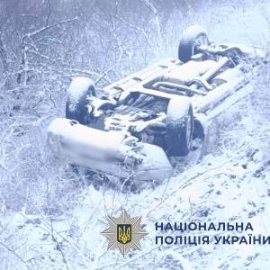 На Одещині з’їхав у кювет і перекинувся автомобіль