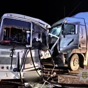 В Одеській області вантажівка врізалась в автобус, є постраждалий
