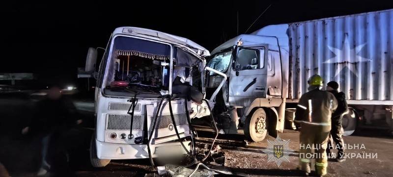В Одеській області вантажівка врізалась в автобус, є постраждалий В Одеській області вантажівка врізалась в автобус, є постраждалий