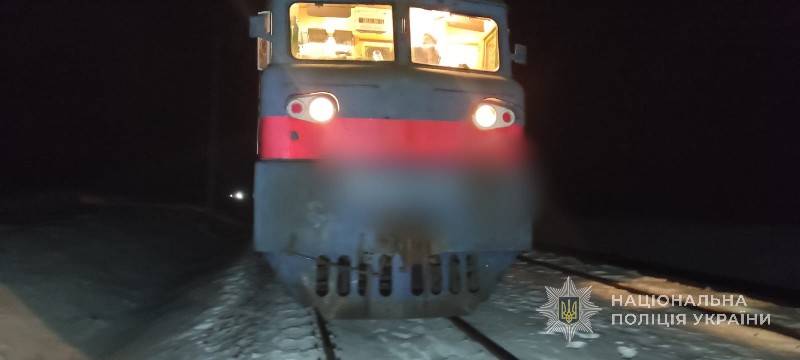 Сидів на рейках: на Одещині потяг на смерть збив чоловіка Сидів на рейках: на Одещині потяг на смерть збив чоловіка