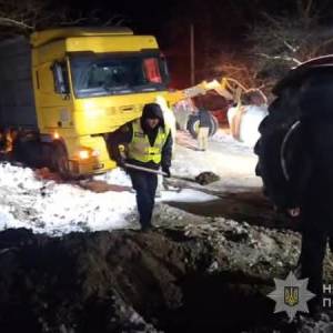 На Одещині правоохоронці разом із селянами визволяли вантажівку із заметів снігу