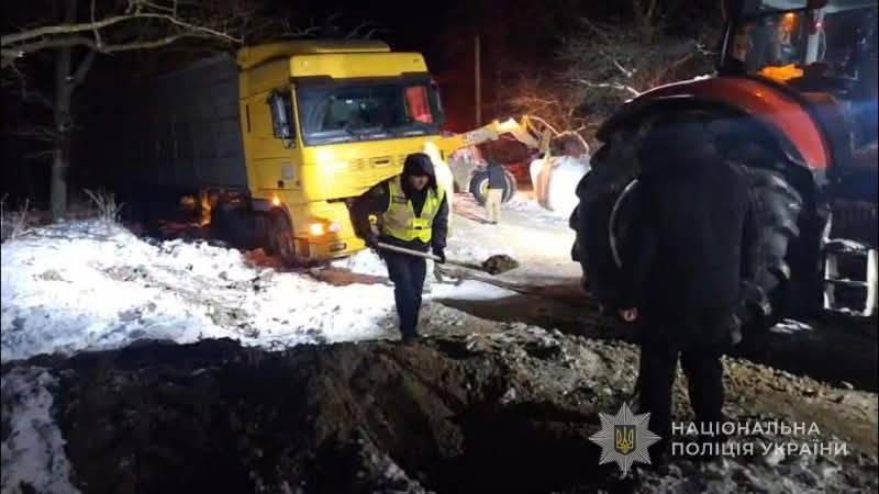 На Одещині правоохоронці разом із селянами визволяли вантажівку із заметів снігу На Одещині правоохоронці разом із селянами визволяли вантажівку із заметів снігу