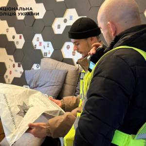 Напад з ножем у школі Києва — 14-річному хлопцю оголосили підозру в замаху на життя двох людей