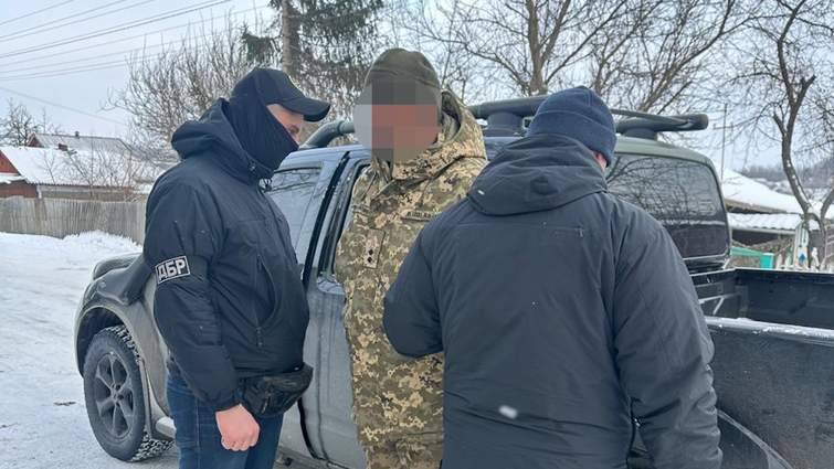 На Одещині ДБР викрило заступника командира навчального центру на вимаганні хабарів з військових На Одещині ДБР викрило заступника командира навчального центру на вимаганні хабарів з військових