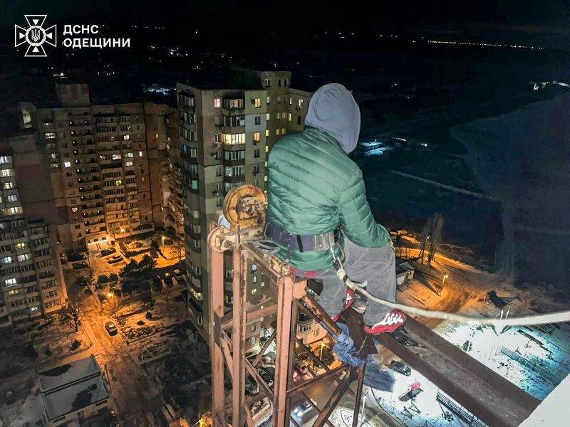 На Одещині рятувальники знімали молодого чоловіка з 24-поверхової будівлі На Одещині рятувальники знімали молодого чоловіка з 24-поверхової будівлі