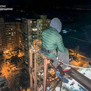 На Одещині рятувальники знімали молодого чоловіка з 24-поверхової будівлі