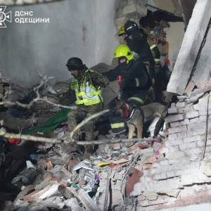 Сьогодні вночі ворог знову атакував Одесу — рятувальники шукають людей під завалами