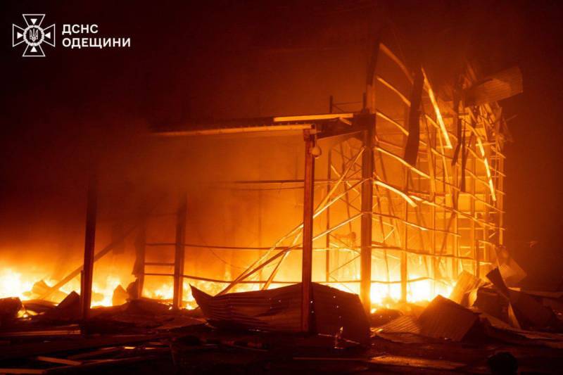 Вночі рф атакувала Одесу: пошкоджено промисловий об'єкт, пожежу гасили майже 80 рятувальників Вночі рф атакувала Одесу: пошкоджено промисловий об'єкт, пожежу гасили майже 80 рятувальників