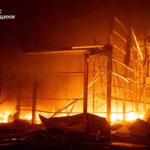 Вночі рф атакувала Одесу: пошкоджено промисловий об'єкт, пожежу гасили майже 80 рятувальників