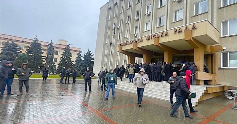 "Мінування" в Ізмаїлі: евакуація міськради та повідомлення про загрозу для шкіл "Мінування" в Ізмаїлі: евакуація міськради та повідомлення про загрозу для шкіл
