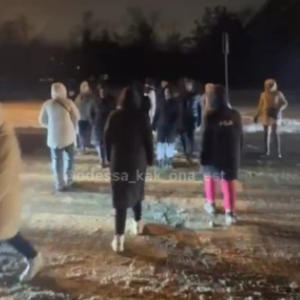 В Одесі мешканці багатоповерхівок через відсутність світла перекрили трасу Київ-Одеса