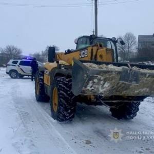 На Одещині, під час посипання дороги піском, водій трактора на смерть збив колегу