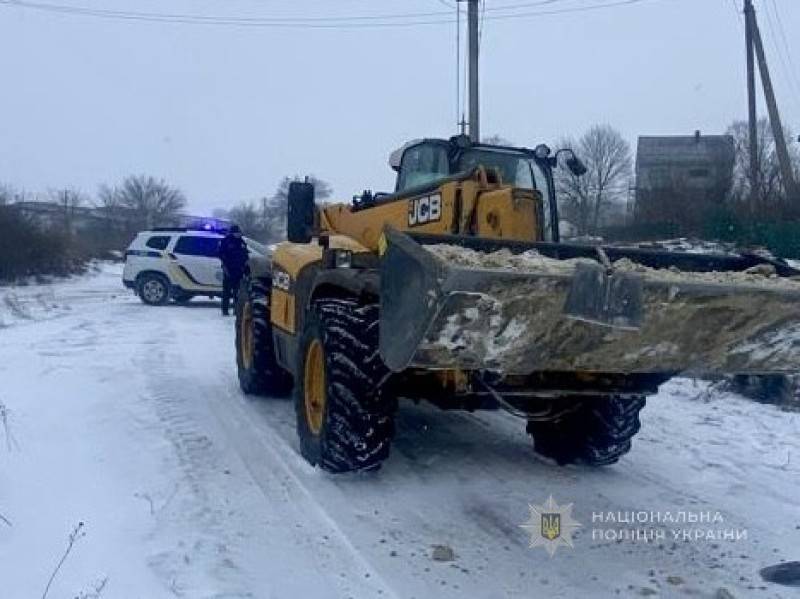 На Одещині, під час посипання дороги піском, водій трактора на смерть збив колегу На Одещині, під час посипання дороги піском, водій трактора на смерть збив колегу