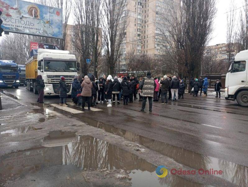 Жителі Пересипського району Одеси через відсутність світла перекрили дорогу Жителі Пересипського району Одеси через відсутність світла перекрили дорогу