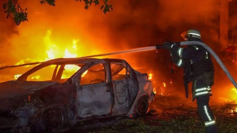 Важка ніч для Одеси: рятувальники ліквідовують наслідки атаки БпЛА Важка ніч для Одеси: рятувальники ліквідовують наслідки атаки БпЛА
