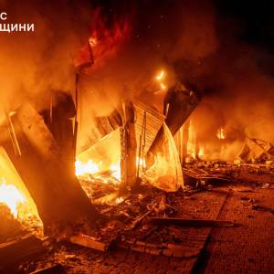Масований удар по Одесі: горіли ринок і супермаркет, пошкоджені житлові будинки та авто