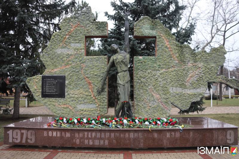 В Ізмаїлі 15 лютого відбулась урочиста церемонія покладання квітів з нагоди Дня вшанування учасників бойових дій на території інших держав В Ізмаїлі 15 лютого відбулась урочиста церемонія покладання квітів з нагоди Дня вшанування учасників бойових дій на території інших держав