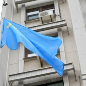Сьогодні, в День спротиву окупації Автономної Республіки Крим та міста Севастополя, на площі перед будівлею адміністрації міста був піднятий прапор кримськотатарського народу