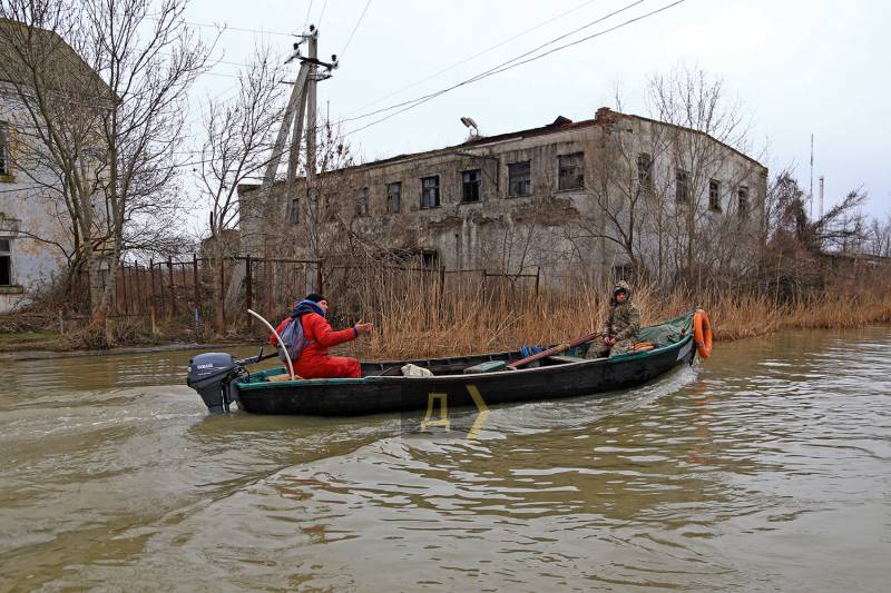 На Дунаї почала руйнуватися захисна дамба: поля і траса Одеса-Рені можуть піти під воду На Дунаї почала руйнуватися захисна дамба: поля і траса Одеса-Рені можуть піти під воду