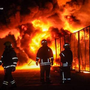 Нічна атака по Одещині: ворог поцілив у порти, на місці гасили масштабні пожежі