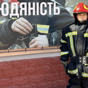 В Одесі дитина застрягла з зовнішнього боку балкона багатоповерхового будинку