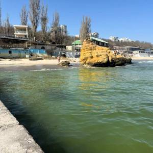 На двох одеських пляжах зафіксували забруднення води: море вкрилося олійними плямами