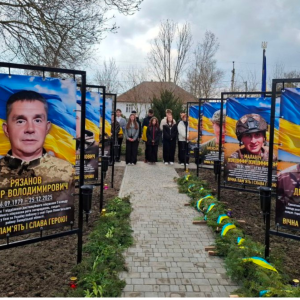 У Вилковому на Алеї Пам’яті віддали шану загиблим військовослужбовцям