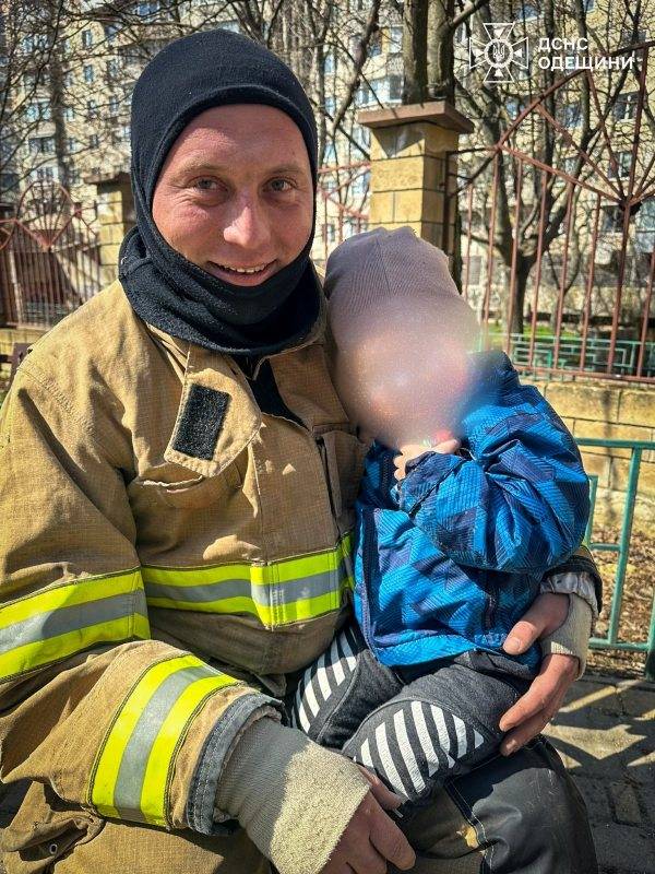 В Одесі дворічна дитина впала у відкритий люк В Одесі дворічна дитина впала у відкритий люк