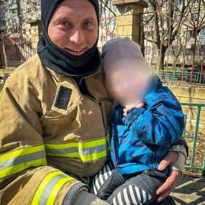 В Одесі дворічна дитина впала у відкритий люк