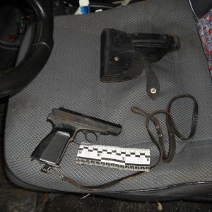 В Измаильском районе мужчина, угрожая пистолетом, добивался у обидчиков своего ребенка извинений