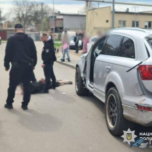 На Одещині чоловік із пістолетом влаштував серію злочинів і викрав авто